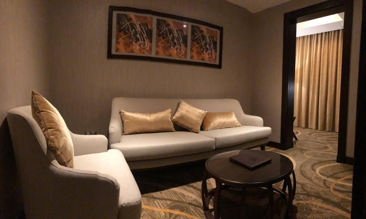 Millennium Makkah Al Naseem Mecca Exterior foto A living room in a hotel room