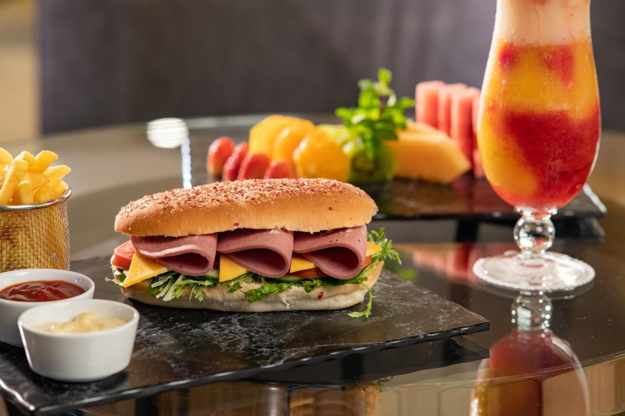 Millennium Makkah Al Naseem Mecca Exterior foto A sandwich with ham and cheese