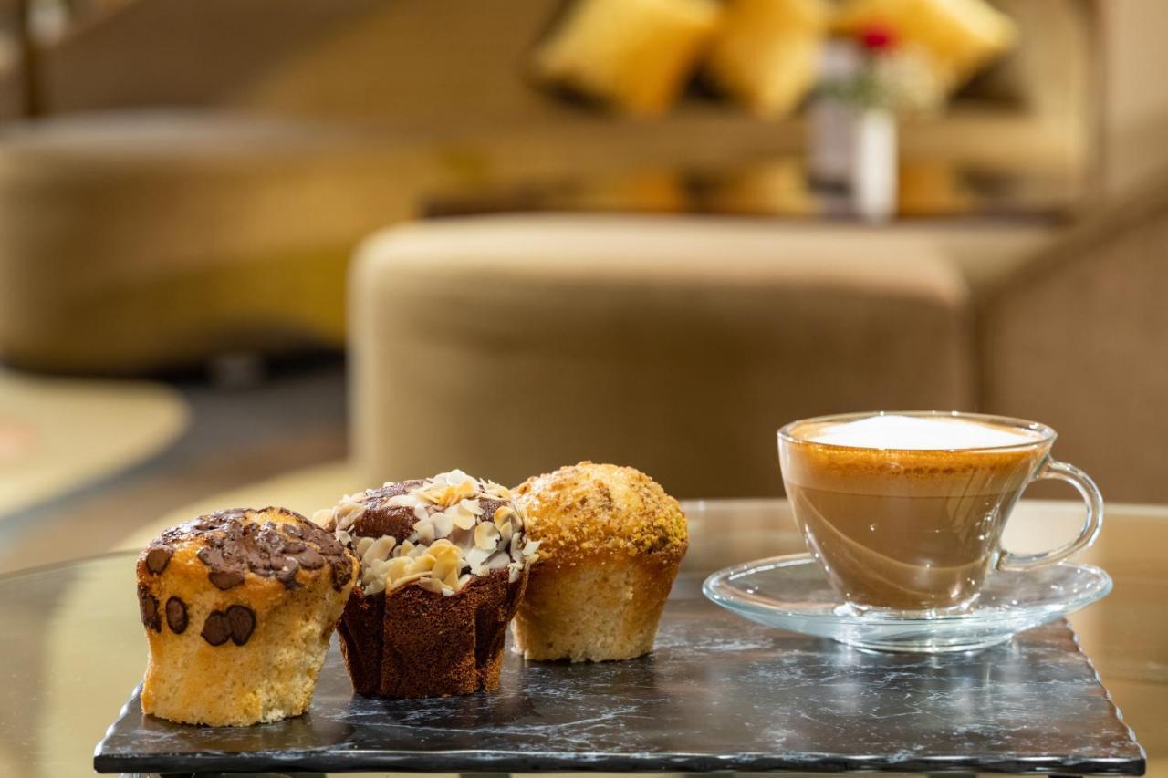 Millennium Makkah Al Naseem Mecca Exterior foto Coffee and three different types of muffins