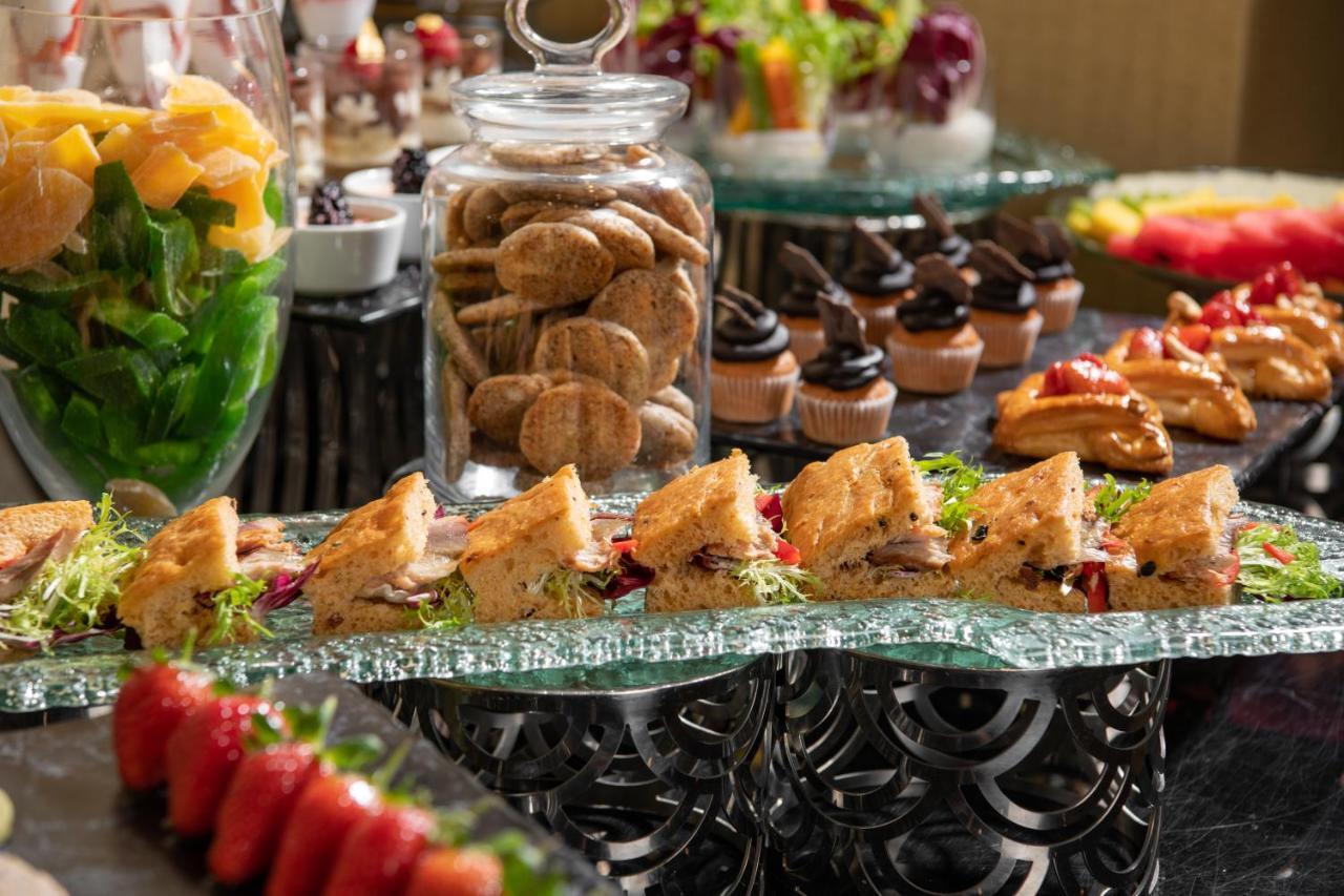 Millennium Makkah Al Naseem Mecca Exterior foto A buffet at a luxury hotel
